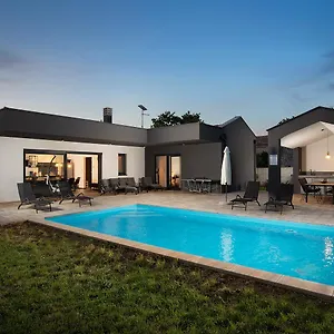 Nora With Heated Pool Villa Marčana